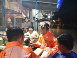 Koordinasi Dengan Bupati Sampang, Wakil Bupati Tinjau Lokasi Banjir dan Salurkan Bantuan Pangan